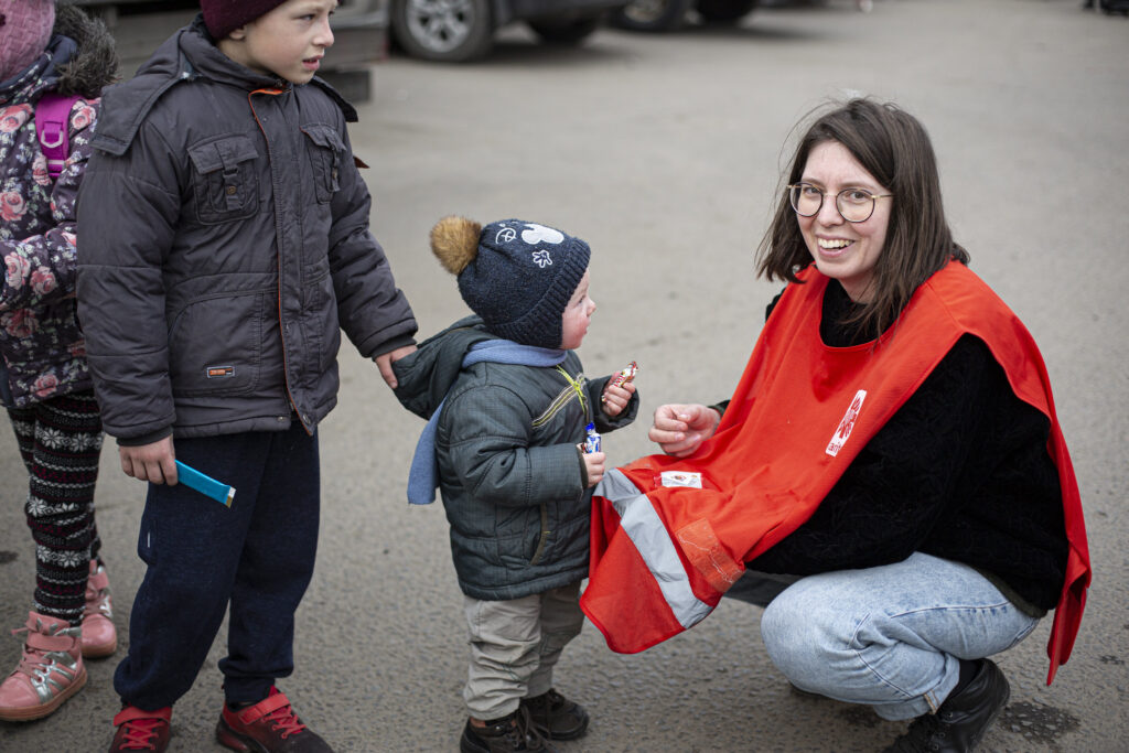 Natasza Bogacz deler ut godteri til barn som har flyktet fra krigen i Ukraina og over grensa til Polen. 