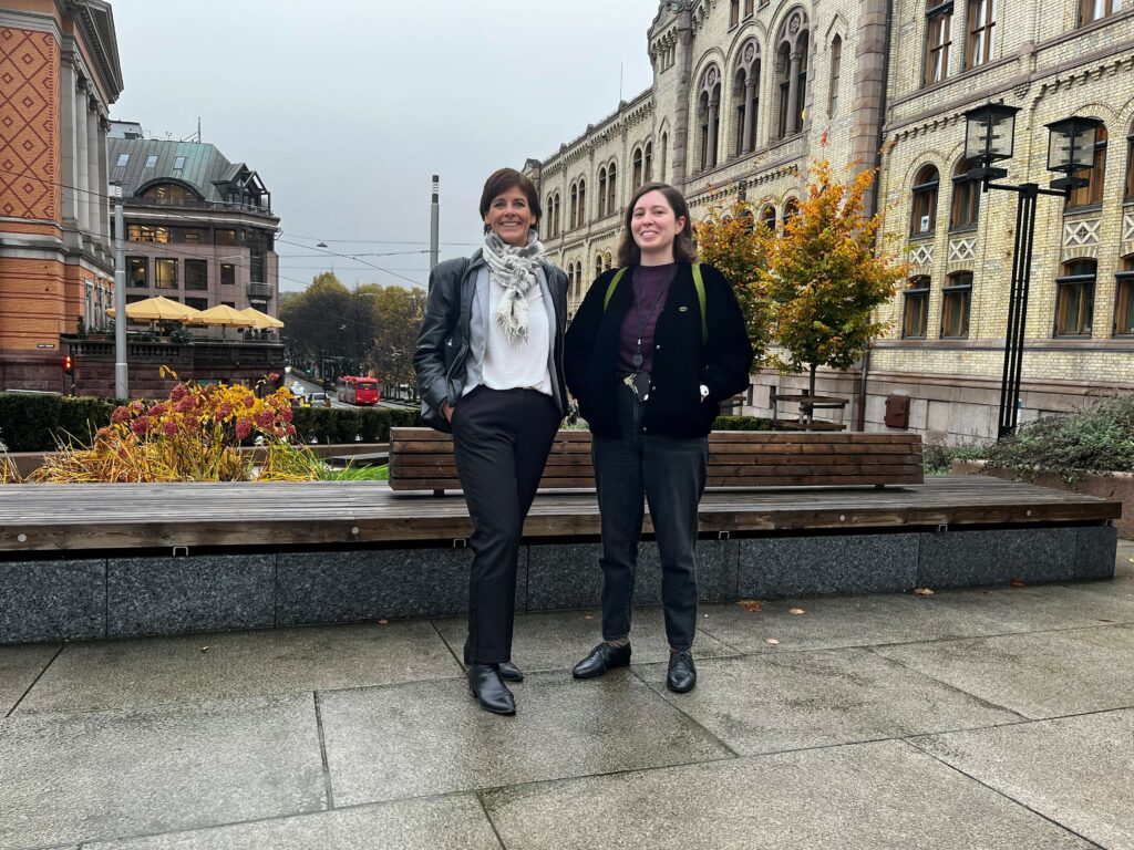 Leder for nasjonalt arbeid og migrasjon, Herdis Nundal, og prosjektrådgiver Natasza Bogacz på vei inn på høring i Justiskomiteen. 
