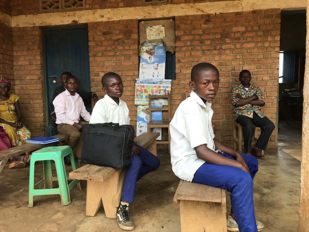 Unge gutter på skolebenken i DR Kongo, etter at de ble reddet ut fra farlig gruvearbeid. 