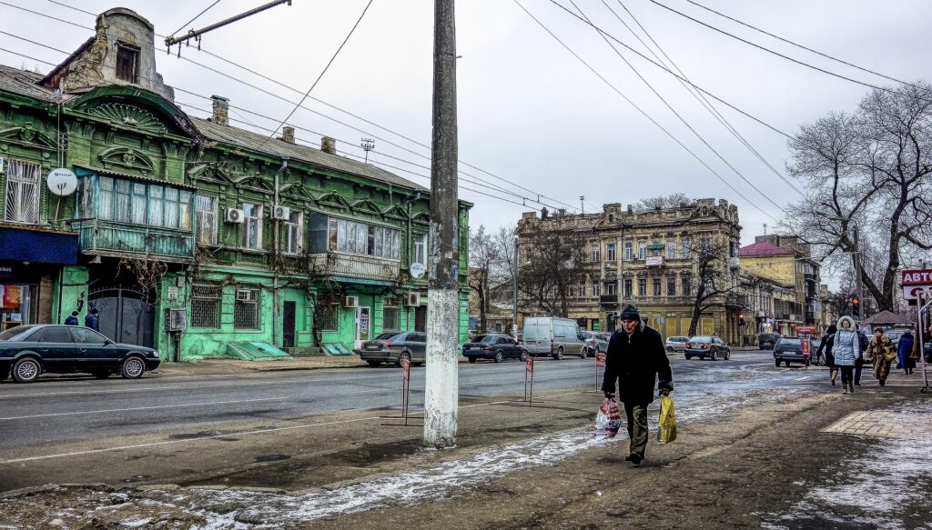 Mann vandrer gatelangs i Odessa 